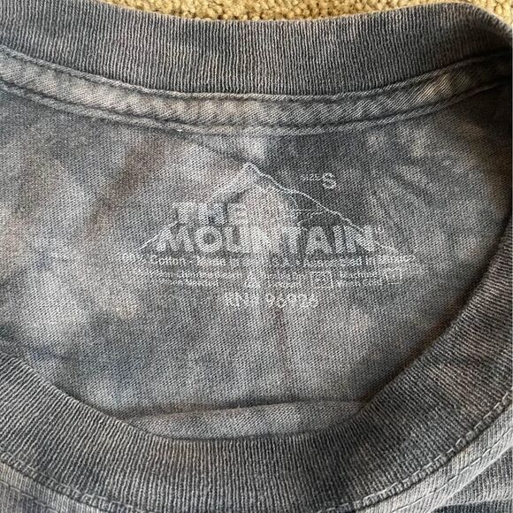 The Mountain Gray Wolf Graphic Tee Men’s size S - Picture 5 of 5